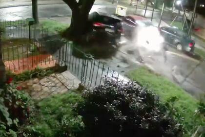 San Isidro: huían de la policía y chocaron violentamente contra un auto estacionado