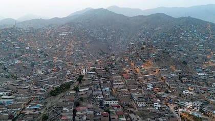 San Juan de Lurigancho es el distrito más grande y poblado de Lima. Lo que describen los expertos es notoriamente visible aquí