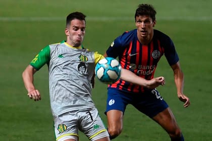 Andrada, uno de los mejores de Aldosivi, controla pelota ante Vergini, que volvió a jugar después de más de un año