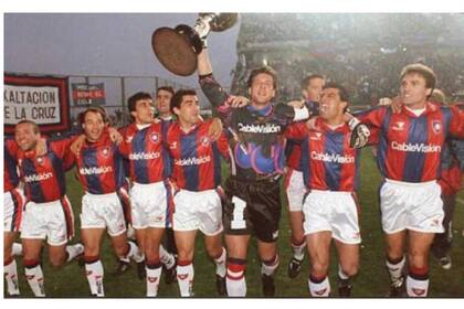 San Lorenzo, campeón 95', da la vuelta olímpica en el Nuevo Gasómetro: el poder de gol de Bennett fue determinante