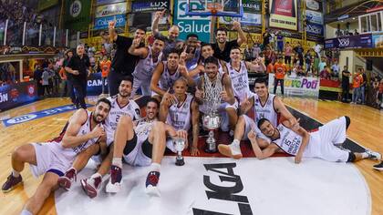 San Lorenzo, campeón del Super 4: el plantel con el trofeo