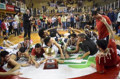 San Lorenzo festejando el tricampeonato logrado en la Liga 2017/18.
