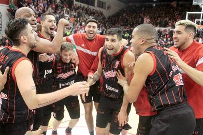 Los jugadores de Instituto festejando el triunfo en el juego 6.