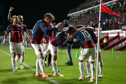 San Lorenzo festeja el golazo de Alexis Cuello a Liverpool, en una noche de Copa Libertadores en que sufrió pero terminó alegre y esperanzado.