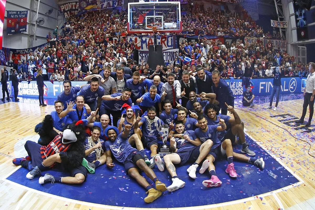 San Lorenzo festeja en el Pando con la Copa de la Liga de las Américas en marzo de 2018