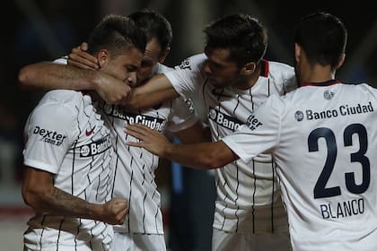 San Lorenzo le gana al Rojo y se sube a la punta