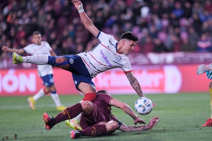 San Lorenzo le ganó a Lanús por 1-0, en la Zona B de la Copa de la Liga Profesional de Fútbol; Adam Bareiro (autor del gol) forcejea con Lema
