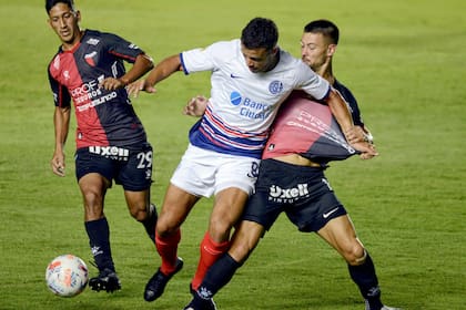 Aliendro y Lértora ante Di Santo (San Lorenzo); dos de los pulmones que tiene Colón en la zona de volantes
