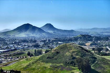 San Luis Obispo es una ciudad ubicada en el centro de la región costera del estado de California. En 2020 se contabilizó una población de 47 063 personas.