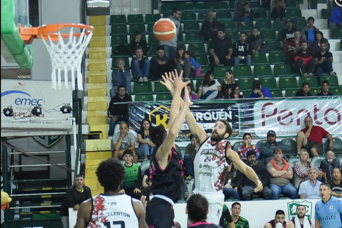 San Martín, de Corrientes, en un duelo ante Gimnasia de Comodoro Rivadavia, dos de los equipos que definirían la competencia