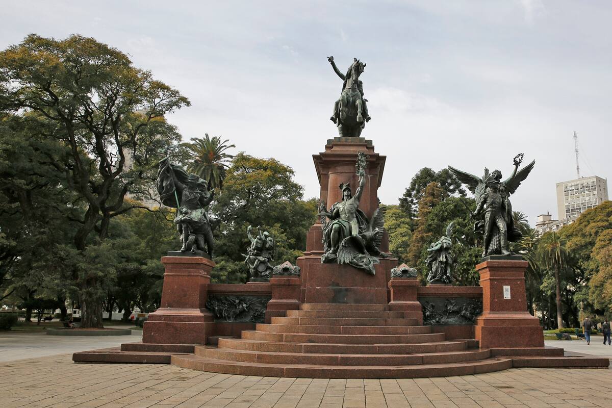 San Martín: monumento en la plaza que lleva su nombre