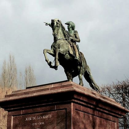 San Martín pasó más de treinta años del final de su vida en Europa, donde tiene monumentos como este en Bruselas