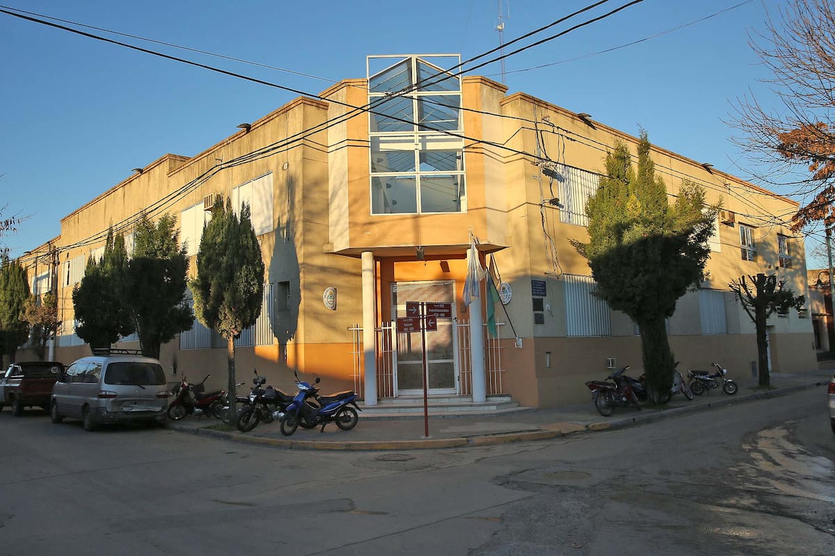 San Miguel del Monte: "Hay alumnos llorando en las aulas", la tristeza en la escuela de las víctimas. Escuela Media N°1 de San Miguel del Monte