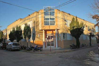 San Miguel del Monte: "Hay alumnos llorando en las aulas", la tristeza en la escuela de las víctimas. Escuela Media N°1 de San Miguel del Monte
