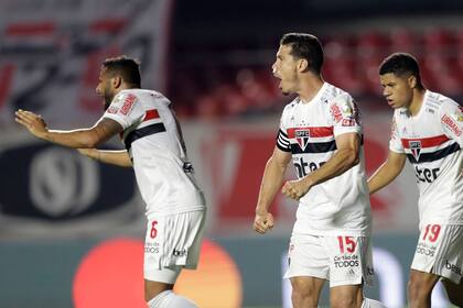 San Pablo festeja el gol del empate definitivo, anotado por Angileri, en contra.