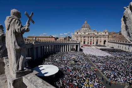 San Pedro, cuya estatua vela por los fieles en el Vaticano, fue un hombre casado. (AP Foto/Gregorio Borgia)