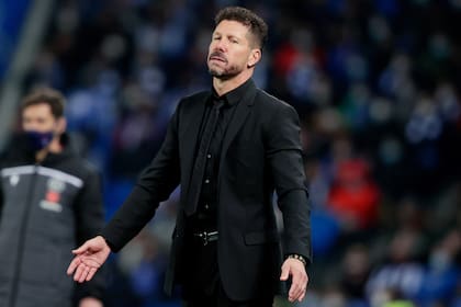 SAN SEBASTIAN, SPAIN - JANUARY 19: Coach Diego Pablo Simeone of Atletico Madrid during the Spanish Copa del Rey match between Real Sociedad v Atletico Madrid at the Estadio Reale Arena on January 19, 2022 in San Sebastian Spain (Photo by David S. Bustamante/Soccrates/Getty Images)