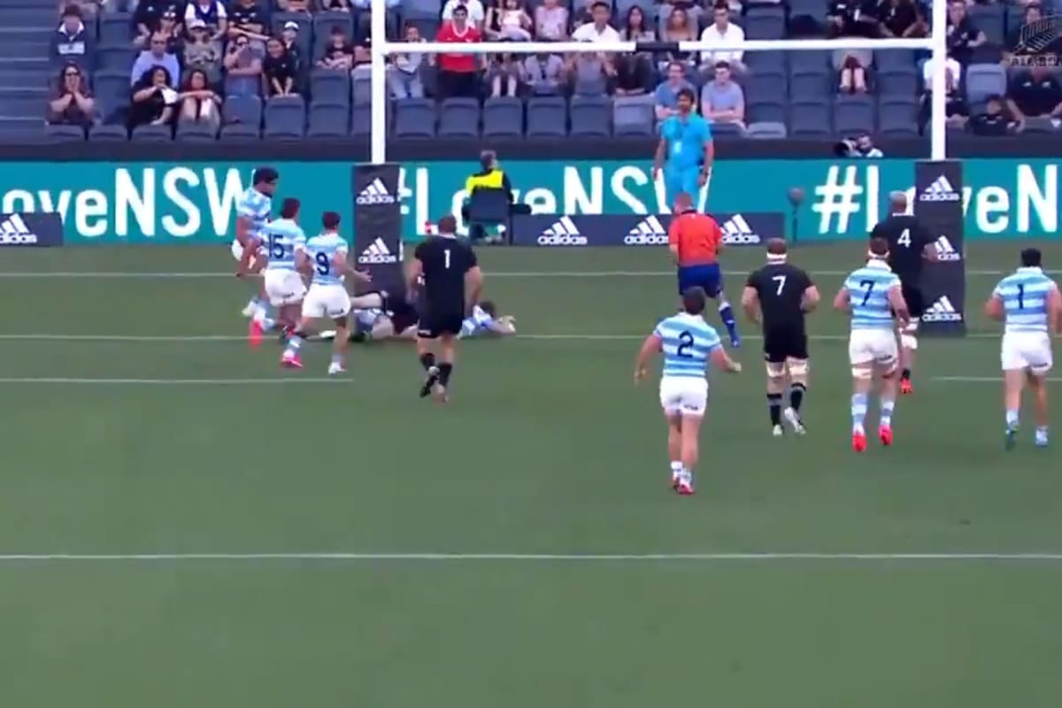 Sánchez anota el histórico try ante los All Blacks