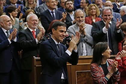 Sánchez, aplaudido por diputados socialistas