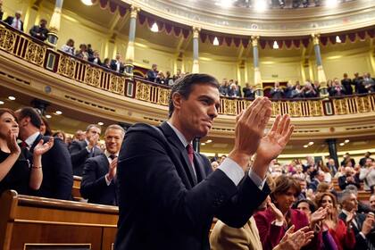 Sánchez, ayer, después de lograr la investidura por una mayoría simple de votos