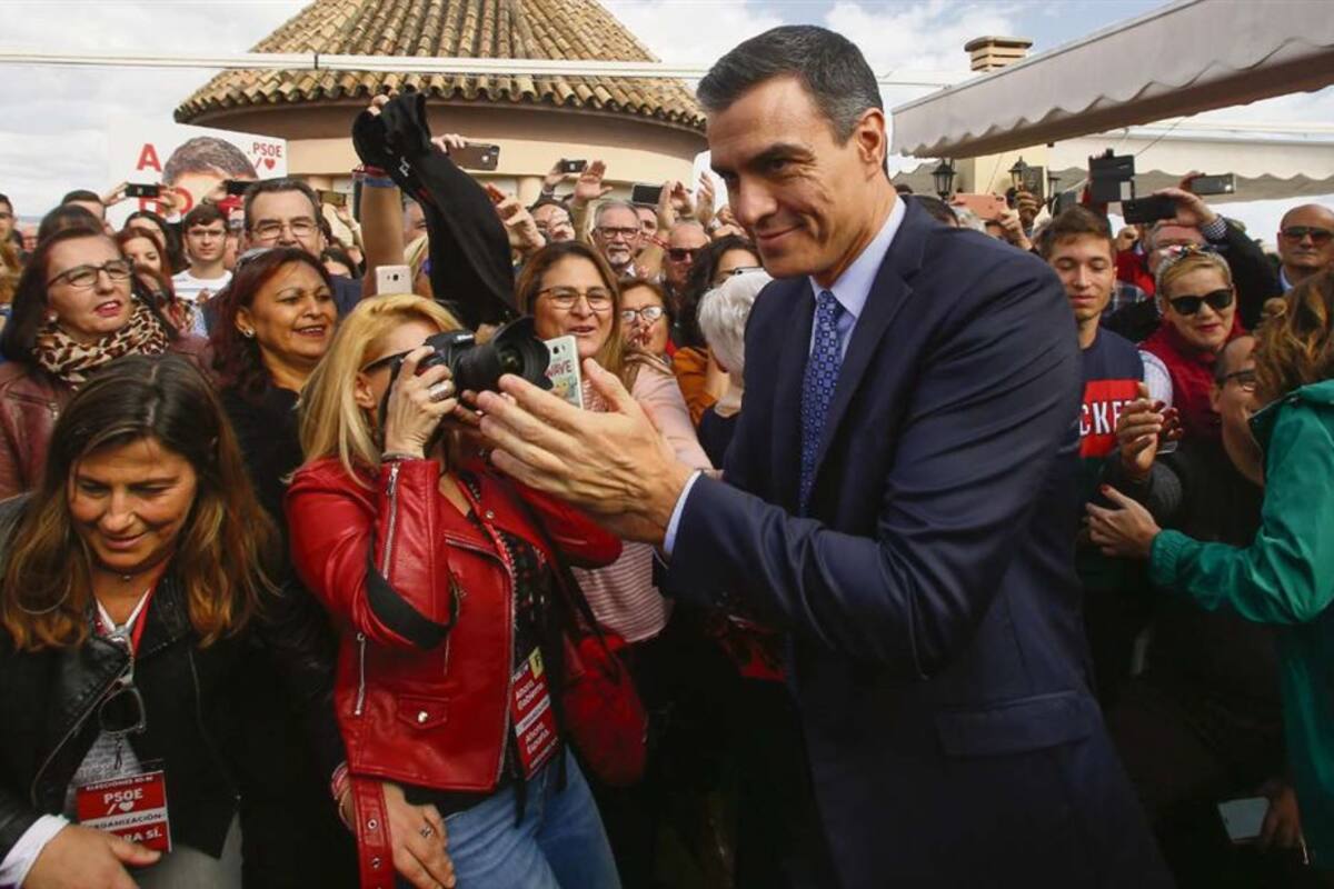 Sánchez, con seguidores en un acto en Córdoba