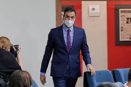 El presidente español Pedro Sánchez llega a la conferencia de prensa, hoy, en Madrid