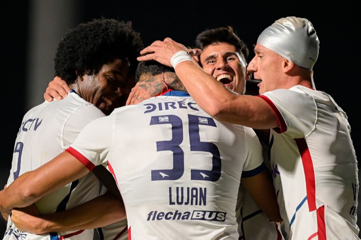 Sánchez, Luján, Vombergar y Braida rodean a Gattoni, el auto del gol de San Lorenzo; el Ciclón logró una ajustada victoria sobre Sarmiento en Junín