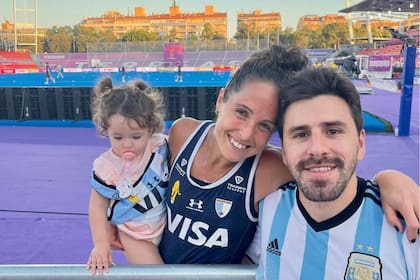 Sánchez Moccia, la capitana de las Leonas, junto a su novio y su hija