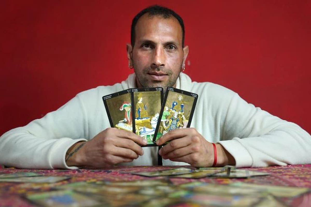 Sánchez Prette con las cartas de tarot, las cuales, según él, "nunca mienten"