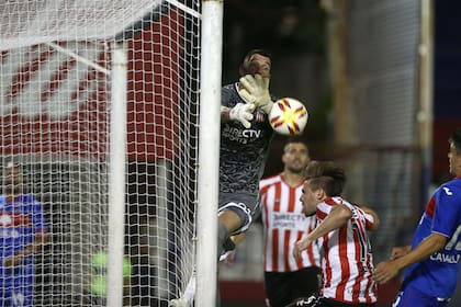 Sánchez va a empujar la pelota contra su arco y Andújar no llegará: el gol en contra de Estudiantes le dio el 1-0 definitivo a Tigre.