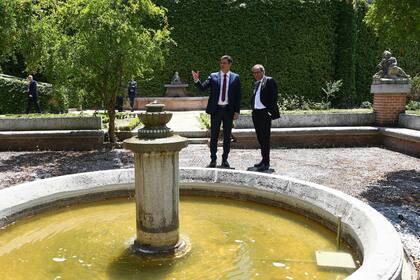 Sánchez y Torra pasearon hoy por los jardines de La Moncloa