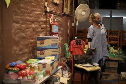 Silvia Dietrich, en un teatro con la comida donada por artistas. Artistas Solidarios. una iniciativa de un grupo de artistas que se reunieron durante la pandemia para ayudar a otros artistas que luchan por poner comida en sus mesas después de meses sin trabajo