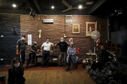 Abigail Ceballos, Juan Cruz, Leo Suarez, Horacio Lopez, Ernesto Michel, Silvia Dietrich and Fabio "Mosquito" Sancineto Artistas Solidarios. una iniciativa de un grupo de artistas que se reunieron durante la pandemia para ayudar a otros artistas que luchan por poner comida en sus mesas desp