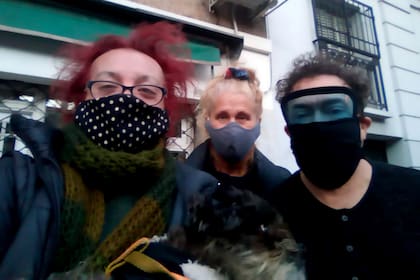 Sancineto y Anibal Pachano. grupo de artistas que promovido por Sancineto que se reunieron durante la pandemia para ayudar a otros artistas que luchan por poner comida en sus mesas después de meses sin trabajo