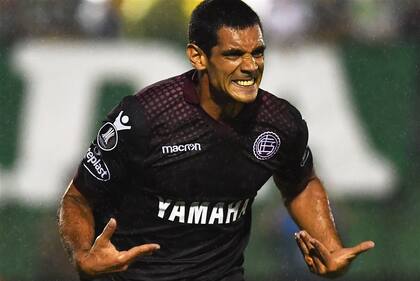 Sand, de penal, celebra el 2-1 parcial para Lanús, que venció en Brasil y se recuperó de la derrota como local ante Nacional