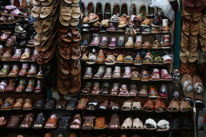 Sandalias conocidas como "huaraches" se exhiben para la venta en un mercado de Oaxaca