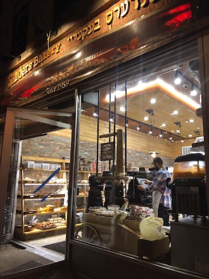 Sander’s Bakery, en 159 Lee Ave.