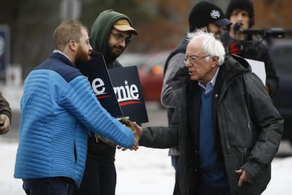 Sanders saluda, ayer, a uno de sus partidarios en Manchester, New Hampshire
