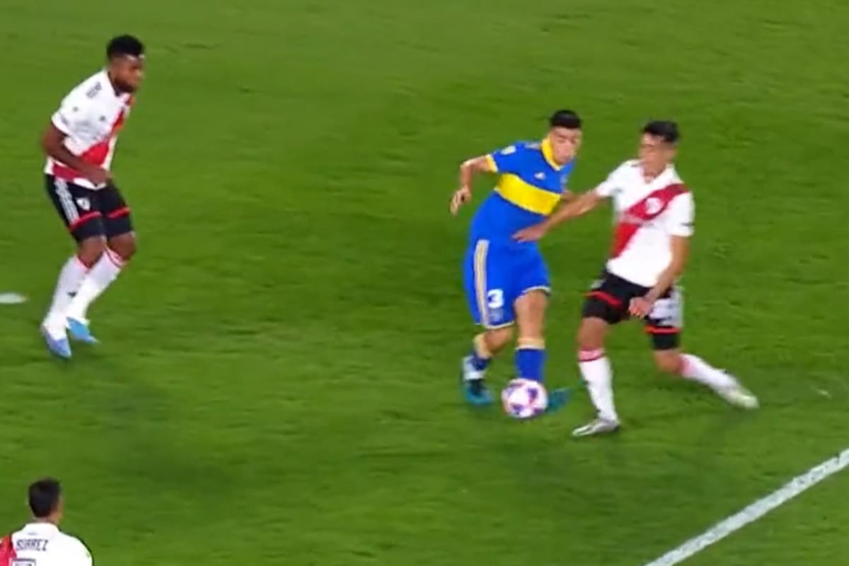 Sández, Solari y la pelota, en la polémica acción que definió el Superclásico