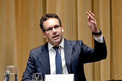 Sandleris, ayer, durante la conferencia de prensa en el Central