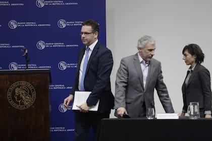 Sandleris junto al vice del BCRA, Gustavo Cañonero, ayer, en su conferencia de prensa