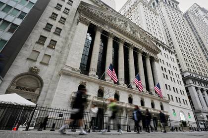 S&P 500 baja 2,3% pese a alentador informe de inflación y guerra comercial de Trump