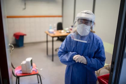 Sandra atiende a los pacientes con síntomas de Covid 19, en el CeSAC 20