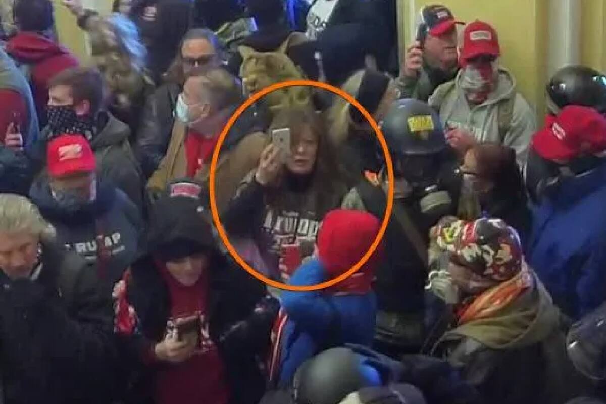 Sandra Atkinson fue contratada como parte de una junta local, dos meses después de presuntamente haber participado en el asalto al Capitolio