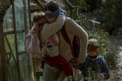 Sandra Bullock interpreta en Bird Box: a ciegas, a una madre soltera que hace todo lo posible por salvar a sus hijos de una amenaza