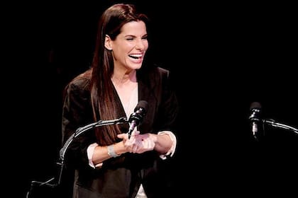 Sandra Bullock recibiendo el Razzie Award, en 2010