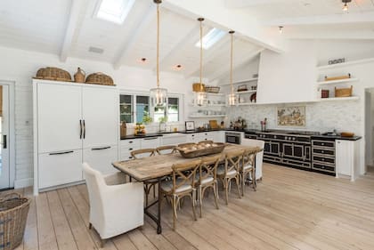 La espectacular cocina con una mesa comunitaria