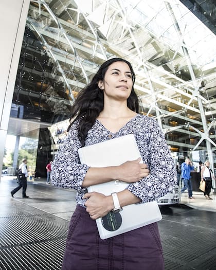 Sandra Céspedes es colombiana, se recibió de Doctora en Ingeniería Eléctrica y Computación y enseña en la Universidad de Chile.