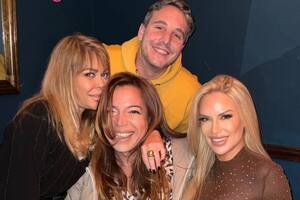 Sandra Dillon junto a Lizy Tagliani y su marido, Sebastián Nebot, y su amiga Luciana Salazar