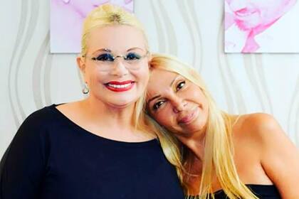 Sandra Domínguez junto a su amiga Carmen Barbieri